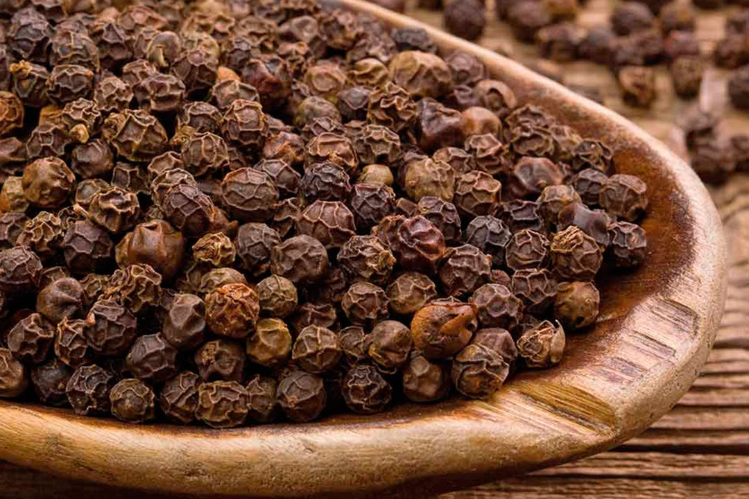 Pimienta negra: la chispa que activa la cúrcuma ✨